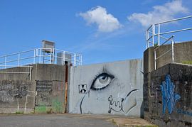 Poort in betonnen muur von Gerda Beekers