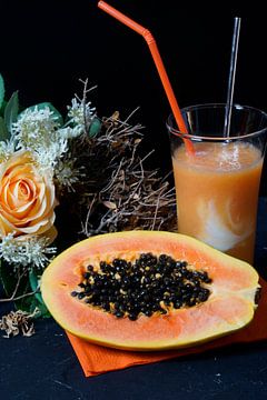 Sinaasappel papaya limoen smoothie met yoghurt.