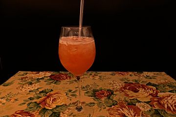 Aperitif mit Ananas-Erdbeer-Prosecco