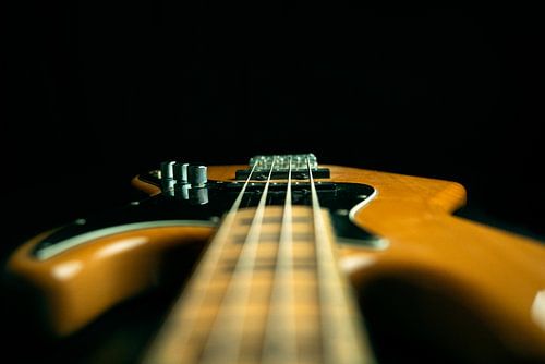 Basgitaar tegen zwarte achtergrond