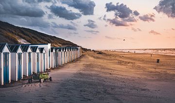 les chalets de plage au coucher du soleil sur la plage sur Marinus Engbers