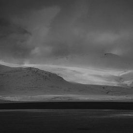 Minimalistisch, abstract zwartwit landschap van IJsland van Holly Klein Oonk
