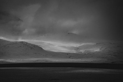 Minimalistisch, abstract zwartwit landschap van IJsland