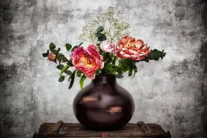 Bauernrosen in rustikaler Tonvase auf Vintage Truhe II