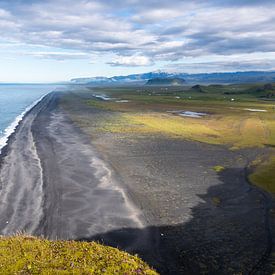 Het zwarte strand bij Vík in IJsland van Linda Schouw