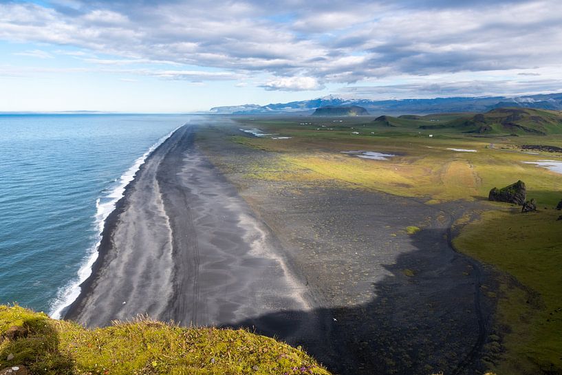 Het zwarte strand bij Vík in IJsland van Linda Schouw