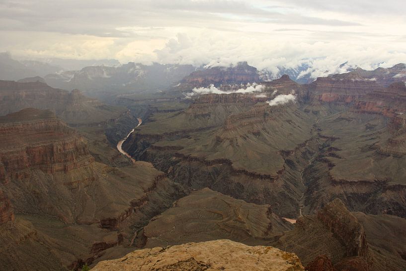 Grand Canyon met lage bewolking van Louise Poortvliet