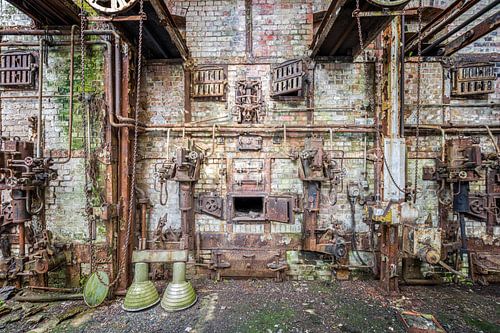 Lost Place - verlaten ketelhuis - de natuur komt terug