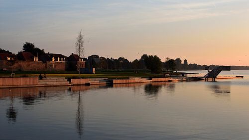 De kade van Harderwijk in de avondzon