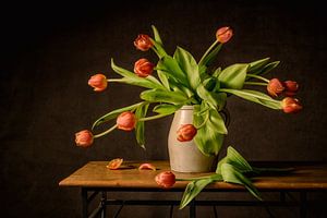 Stilleven oranje tulpen van Monique van Velzen