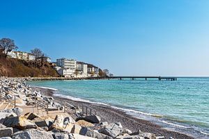 Blick auf die Stadt Sassnitz auf der Insel Rügen mit Seebrücke