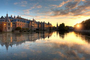 Binnenhof Den Haag spiegelt sich bei Sonnenuntergang im Hofvijver