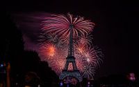 Vuurwerk op Bastille Day in Parijs. by Angelo de Bruin thumbnail