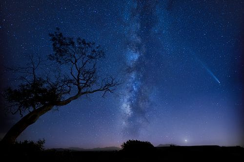 Melkweg en komeet in woestijn, milky way and comet in desert 2