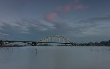 Waalbrug bij Nijmegen met hoog water