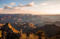 Zonsopkomst Grand Canyon - Zonneharpen en schaduwen van Remco Bosshard thumbnail