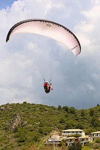 Paragleiten entlang der Berglandschaft von Lefkada