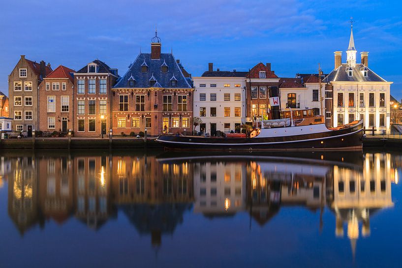 Maassluis oude haven in schemering van Marcel Tuit