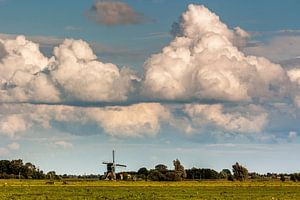 Wolkenlucht boven een Nederlands landschap