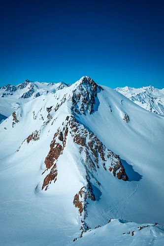 Uitzicht over de Tiroler-Alpen in Oostenrijk tijdens een mooie winterdag