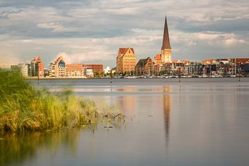 View over the river Warnow to Rostock, Germany sur Rico Ködder