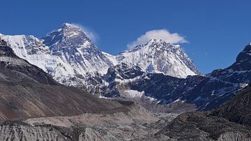 Le mont Everest avec le glacier Ngozumpa sur Timon Schneider