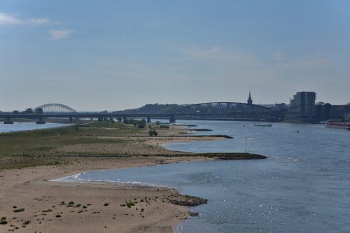 Zicht op Nijmegen en de waal.