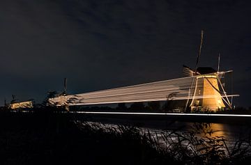 de windmolens in Kinderdijk zijn verlicht van Marcel Derweduwen
