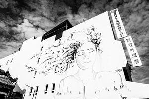 Frauenporträt an einer Wand