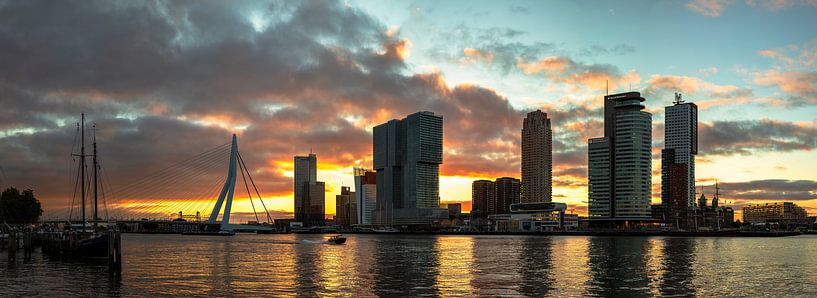 Wilhelminapier mit silhouettiertem Sonnenaufgang in Rotterdam von Anton de Zeeuw