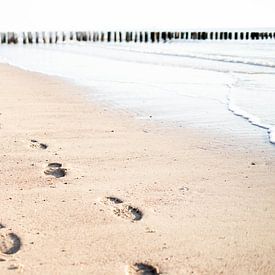 Fußabdrücke im Sand von Christel Verschuren