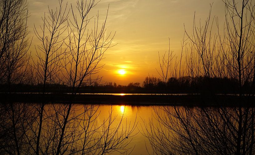 Sunset over the river van Angela Seubring