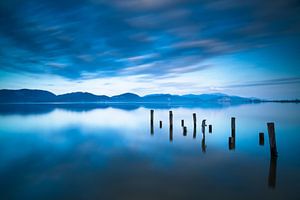 Stangen in einem blauen See