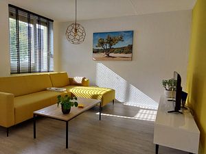 Un chêne vigoureux sur un banc de sable