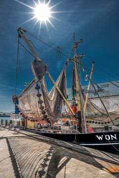 Vissersboot in de haven van Makkum aan de Friese IJsselmeerkust