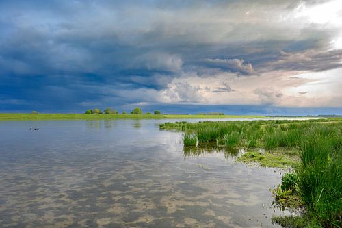Nuages d'orage en approche au-dessus du Reevediep