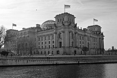 Rijksdaggebouw aan de oever van de Spree in Berlijn