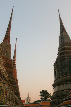 Deuxième vue de deux stupas contre le ciel à Wat Pho sur kall3bu