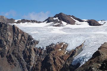 The Engadin mountains offer a harmonious blend of alpine expanses, crystal-clear lakes and gentle larch forests. The landscape is flooded with light, peaceful and majestic at the same time - a natural paradise in the heart of Switzerland. by Miriam Schwarzfischer Fotografie