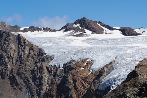 Het Engadin-gebergte biedt een harmonieuze mix van alpine vlakten, kristalheldere meren en zachte lariksbossen. Het landschap is overspoeld met licht, vredig en majestueus tegelijk - een natuurparadijs in het hart van Zwitserland.