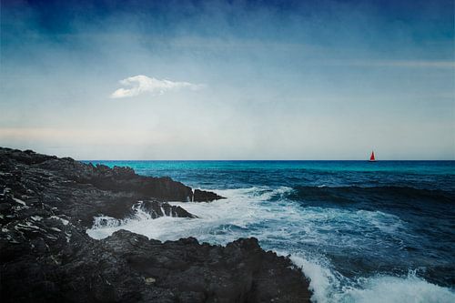 Rode zeilboot aan de horizon van Dirk Wüstenhagen