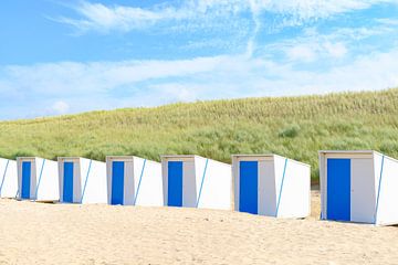 Maisons de plage sur la plage devant des dunes de sable sur Sjoerd van der Wal Photographie
