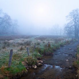 Een mistige ochtend in de Belgsche Ardennen. Met het beekje de Warchenne in de voorgrond. van Rob Christiaans