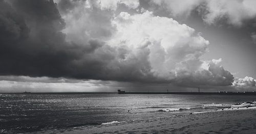 Aan de kust van het schiereiland Hel in de zomer vlak voor een onweersbui