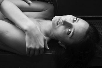 Liggend portret van mooie topless vrouw