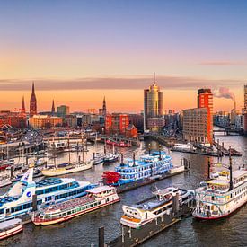 Sonnenuntergang an der Elbphilharmonie in Hamburg, Deutschland von Michael Abid