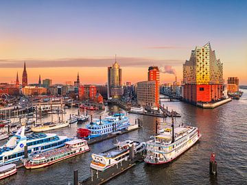 Sonnenuntergang an der Elbphilharmonie in Hamburg, Deutschland