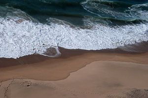 des pas sur la plage