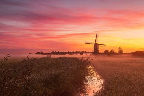 Le moulin à pantalon dans la brume matinale avant le lever du soleil.
