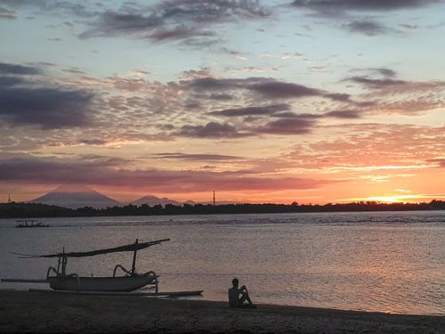 Coucher de soleil sur la plage de l'île indonésienne de Gili Air